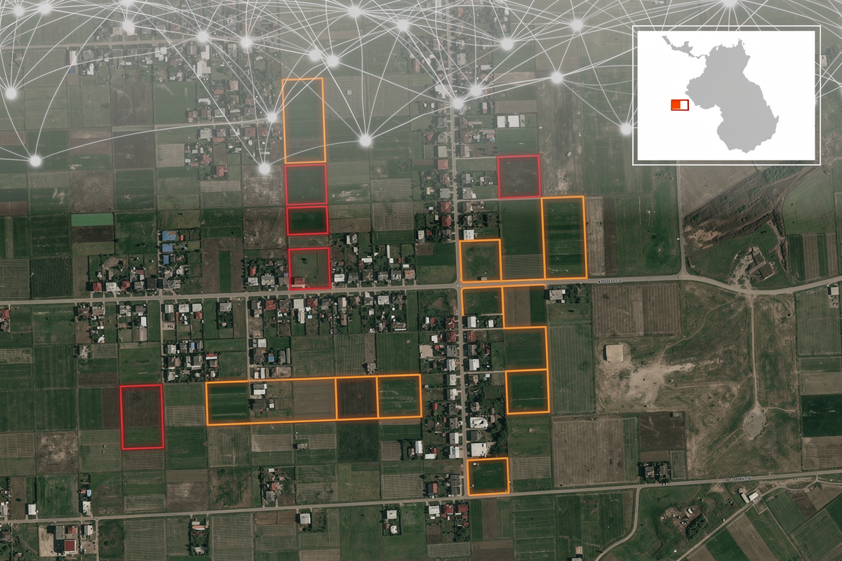 도시 외곽의 위성 사진 스타일 지도에서 일부 필지가 붉은 윤곽선으로 강조되고, 상단 신경망 패턴이 Geo‑AI 기반 무단 점유·방치 공유재산 자동 탐지를 표현한다.
